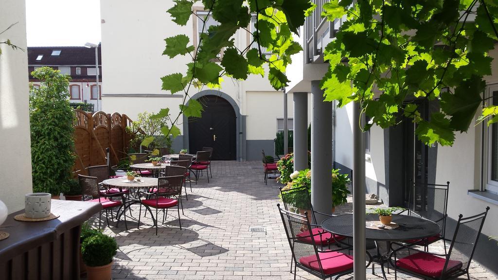 Hotel-Restaurant Pfaelzer Hof Еденкобен Екстериор снимка